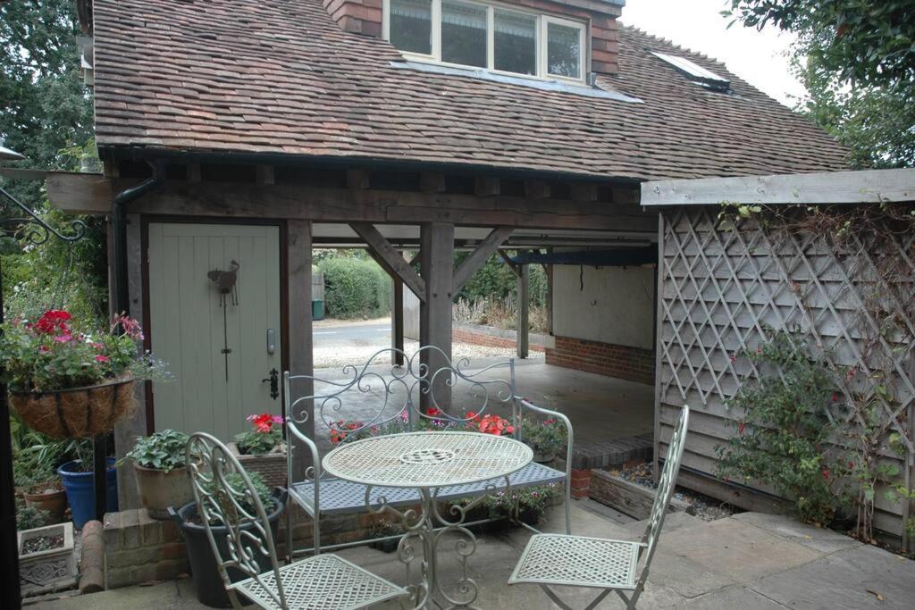 Cowslip Barn Annexe, Countryside Stay Near チチェスター エクステリア 写真